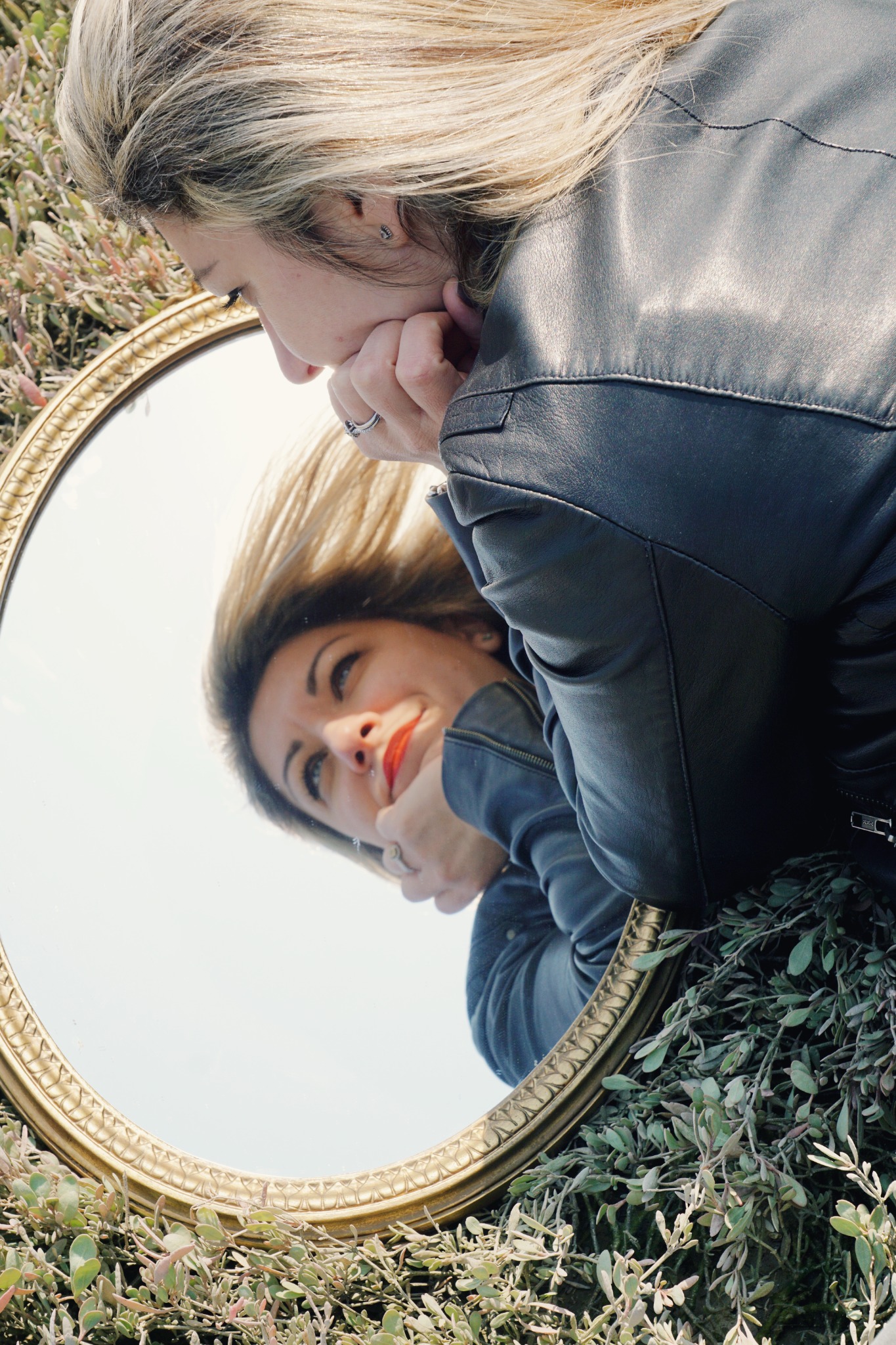 Carmen face à son reflet dans un miroir